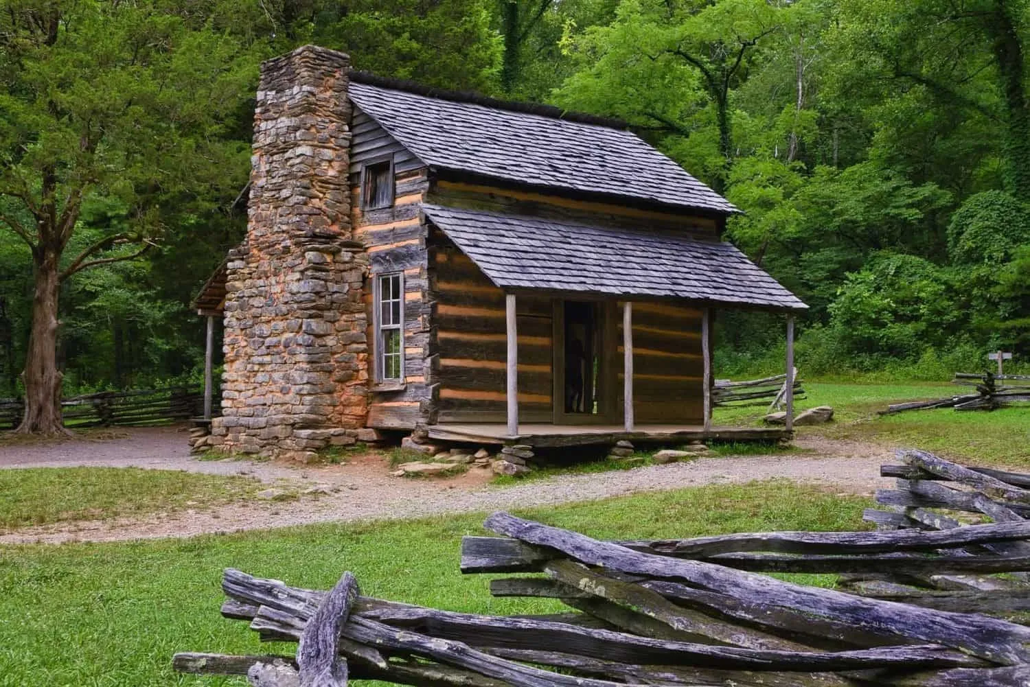Best Place to Stay in Smoky Mountains TN : 7 Amazing Places to Check Out 2 log cabin gb481bf3ee 1920