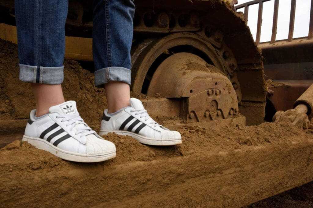 Best 101 Guide on How to Style White Sneakers For Women 7 jeffrey blum BfZ3b61V50k unsplash 1