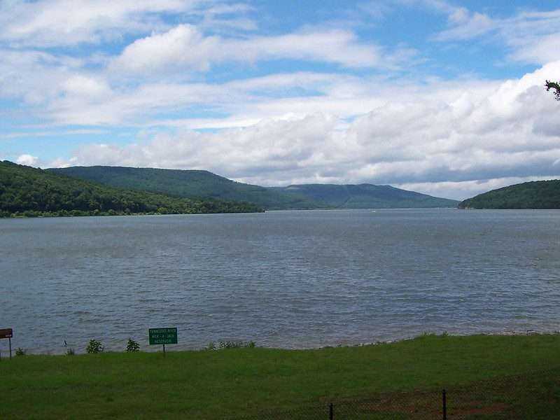 15 Gorgeous Lakes in Tennessee For a Family Picnic! 10 it12 2