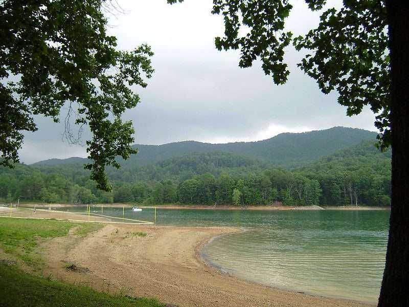 15 Gorgeous Lakes in Tennessee For a Family Picnic! 15 it17 2