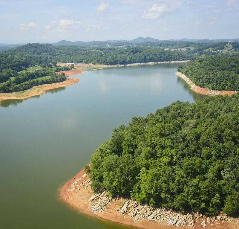 15 Gorgeous Lakes in Tennessee For a Family Picnic! 7 it9 2